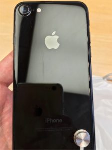 iPhone7ジェットブラックの背面写真です。