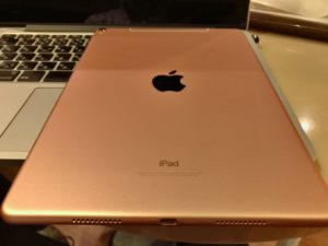 iPad Pro10.5の背面写真。ローズゴールドはウキウキ感たっぷりたね