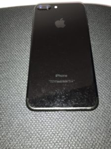 iPhone7Plusジェットブラック、１年間ケースに入れて運用。でもキズだらけ・・・。