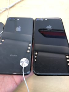 iPhone8とスリ傷のあるiPhone7Plusジェットブラックの比較写真