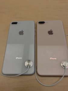 iPhone8Plusのシルバーとゴールドの比較写真